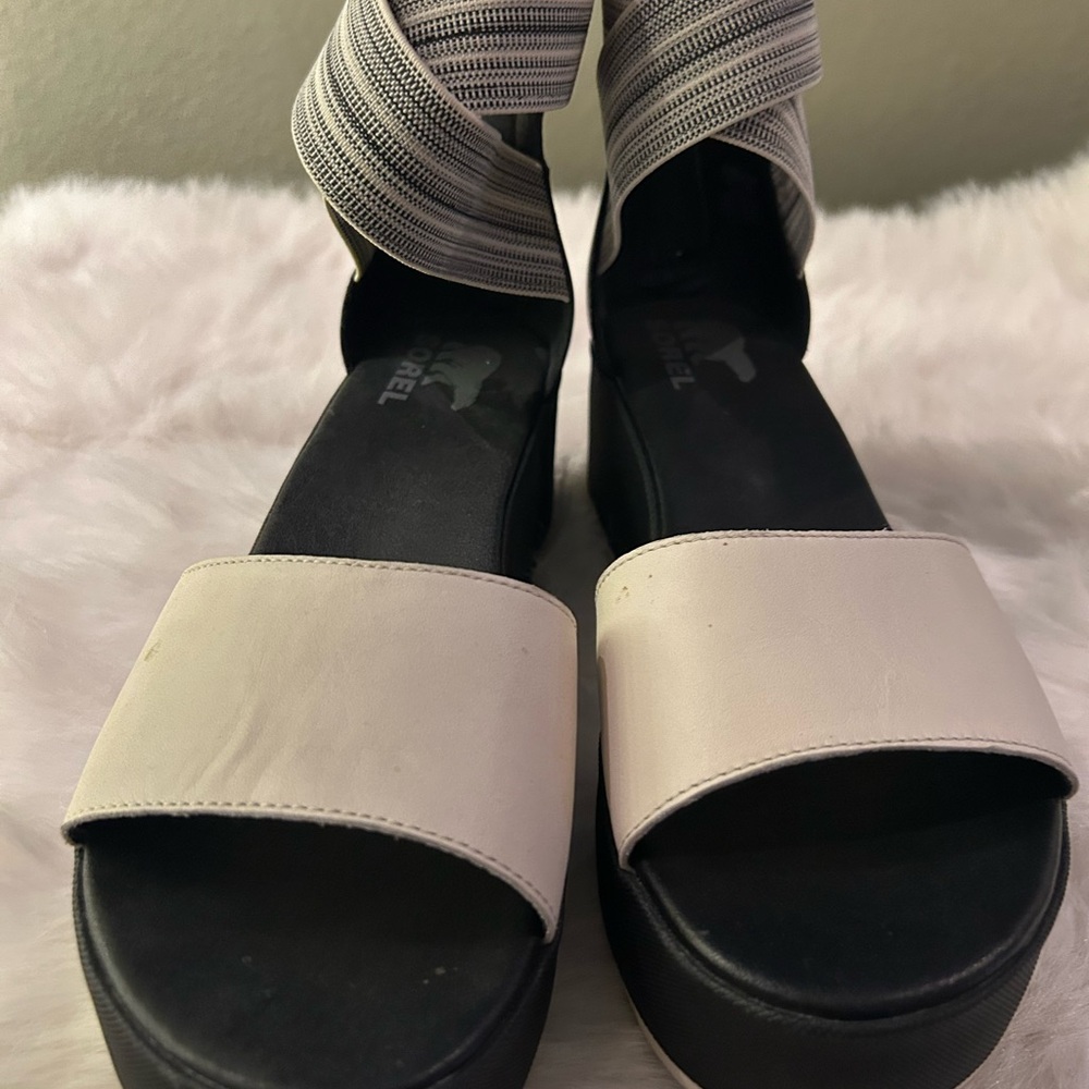 SOREL 9.5 Stylish Cream and Black Women's Sandals